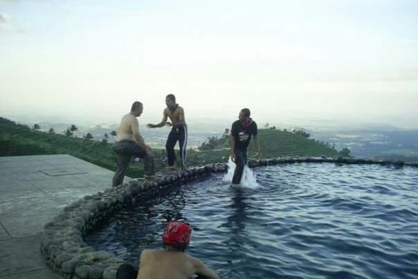 Serunya renang di ketinggian..