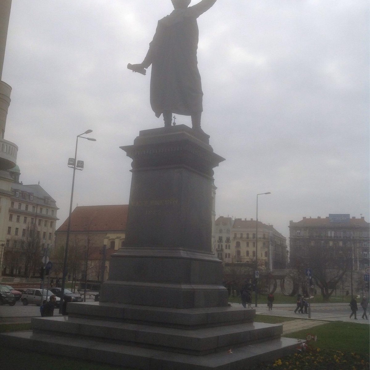 Памятник венгрии. Памятники Будапешта. Венгрия памятники. Статуи в Будапеште. Шандор Будапешт человек.