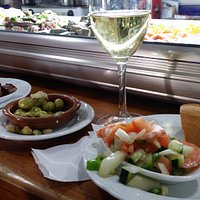tapa de pulpo, ensalada pipirana y vino blanco Rueda