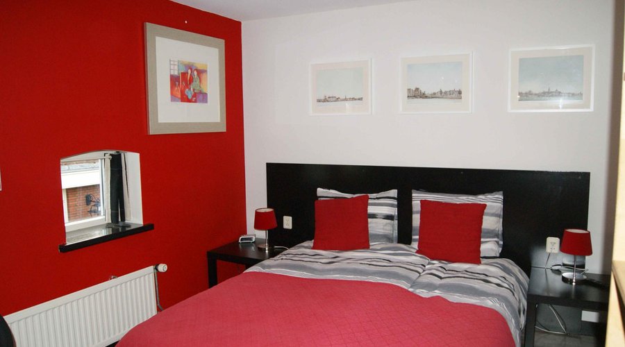de rode kamer met bad en douche