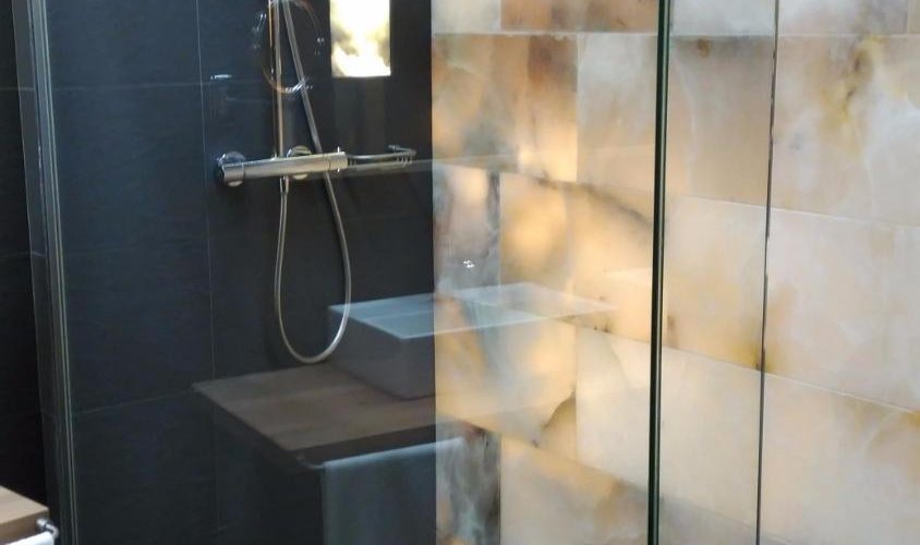 Ducha con pared traslúcida. Supercómoda
