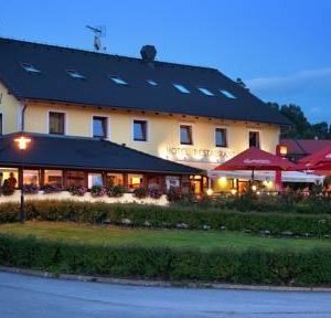 Nettes Hotel , gute Küche, Hotel liegt ideal für Ausgangspunkt für Ausflüge rund um den Moldaust