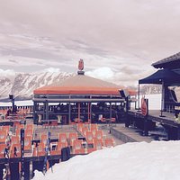 le bar et son parasol géant qui se ferme quand il fait chaud!