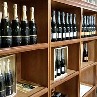 Exposición de productos en la recepción de la cava