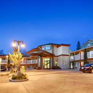 Inn of Los Gatos at night - serene, quiet, comforting