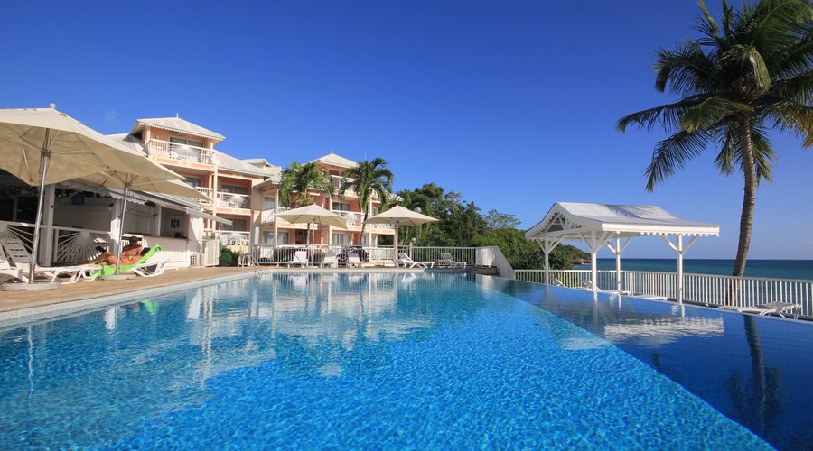 Une piscine avec vue sur la mer