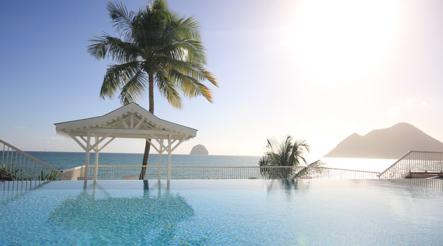 La piscine avec vue sur le Rocher du Diamant