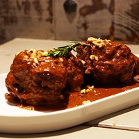 Rabo de toro elaborado a fuego lento, con cerveza artesana