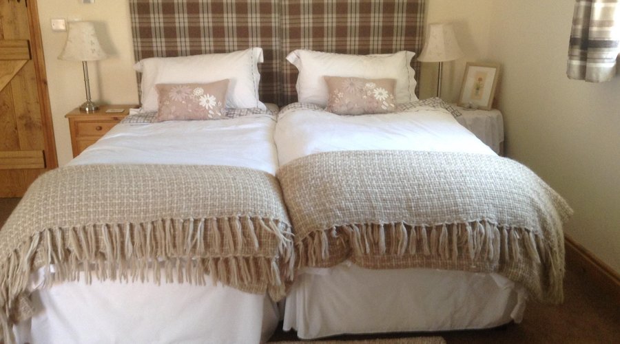 Twin room with shower en suite