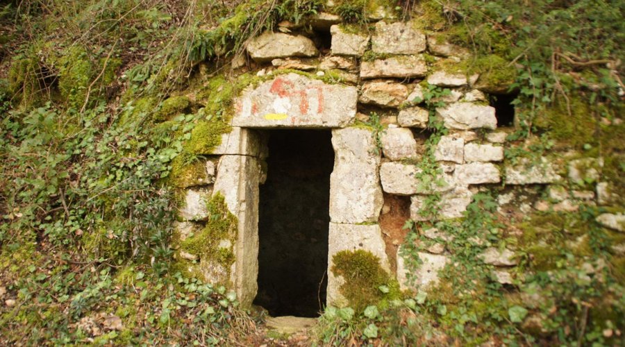 Grotte oder Untersand in der Nähe der Ponte Sanguineto