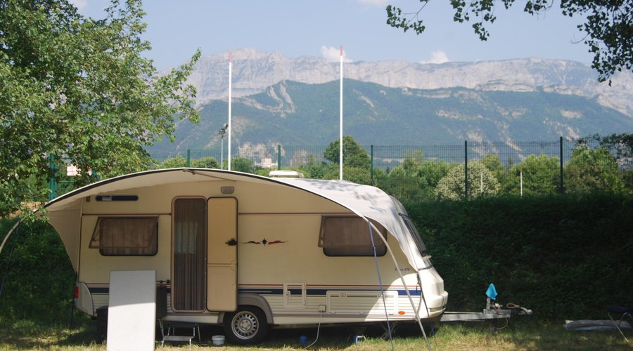 camping ombragé vue sur montagne