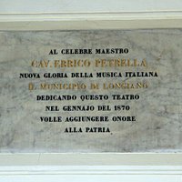l'insegna al'entrata del teatro