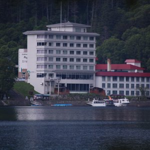 湖のほとりにある寛ぎの宿