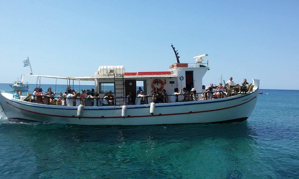 delfina boat tour milos