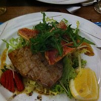 Steack de thon et filet de rouget sur lit de salade