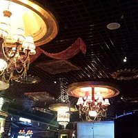 Огромное количество разнообразных люстр