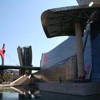 Museo Guggenheim con Puente La Salve al Fondo