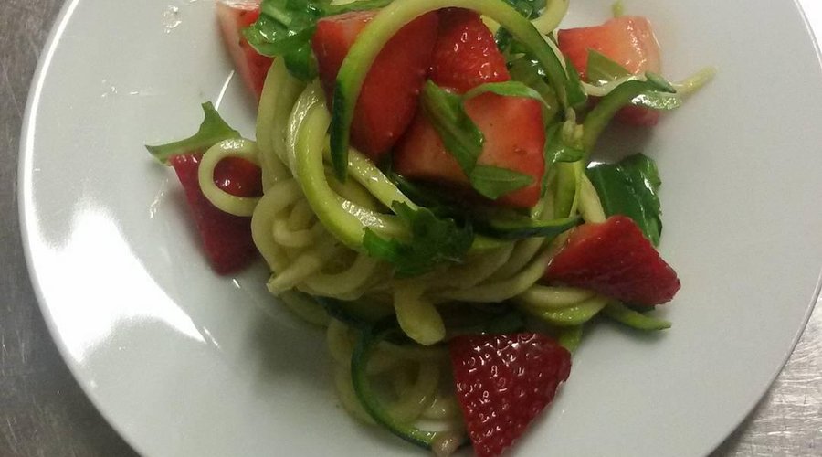 Spaghetti di zucchine e fragole (vegan menù)