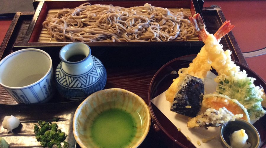 天ぷら付きの蕎麦を頼みましたが蕎麦自体は結構な量があります。