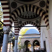 Kurşunlu camisi girişi