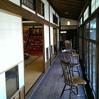 淺田家有著廣闊的庭院,可以看到河川。建築內部古色古香,可以在這點喝杯飲料吃點美食,看窗外景色休息再出發!