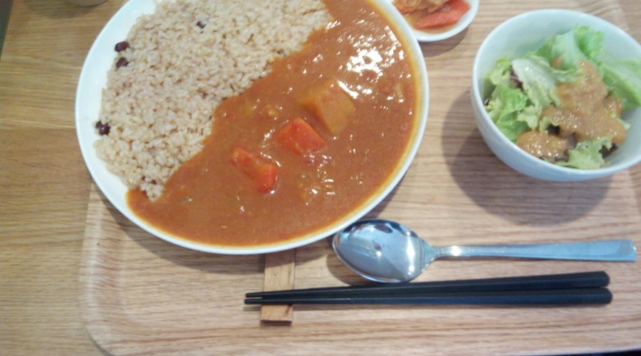 カレー、サラダ、お新香で830円