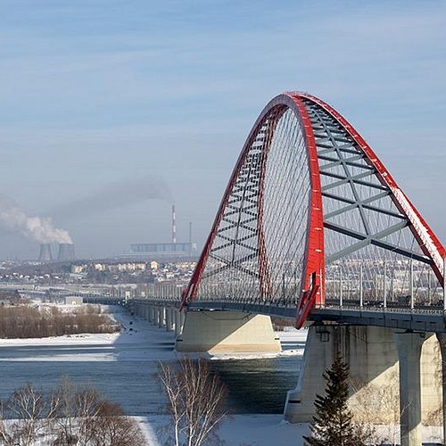 Гимнастка расстегивает джинсы и голышом на улице встает на мостик