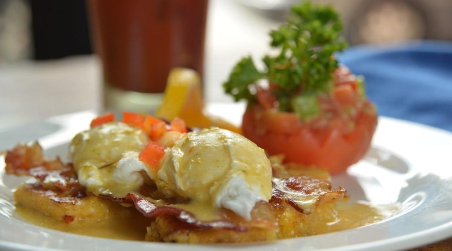 Huevos a la Coca (Eggs on a Cake)