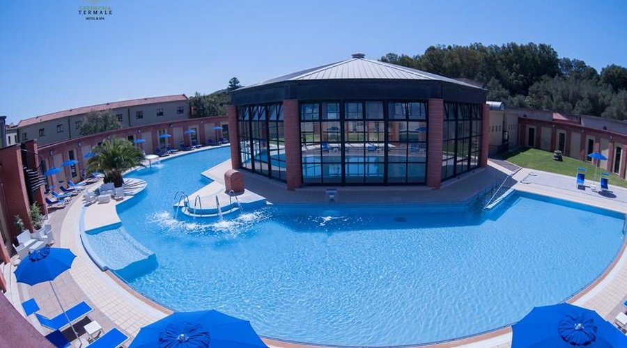 Panoramica piscina esterna ed interna