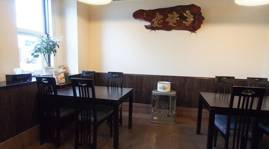 まだ新しい店。そば店をうかがわせる看板も
