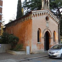 Vista prospettica. Sul retro il Giardino della Rimembranza. Stada di via Pracchiuso
