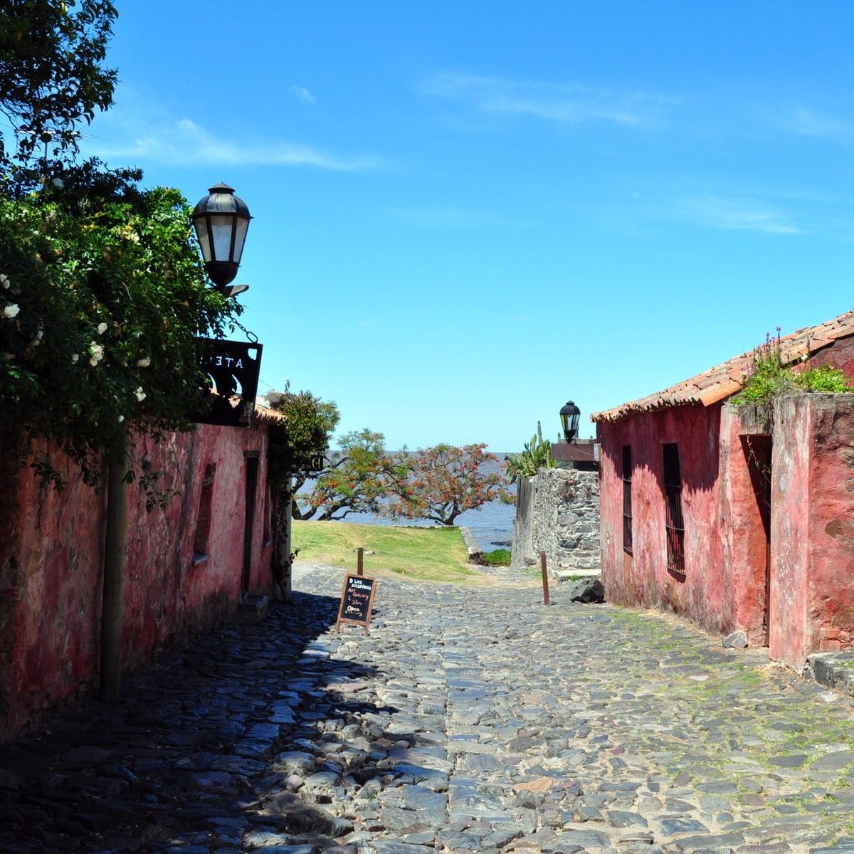 CALLE DE LOS SUSPIROS COLONIA URUGUAY