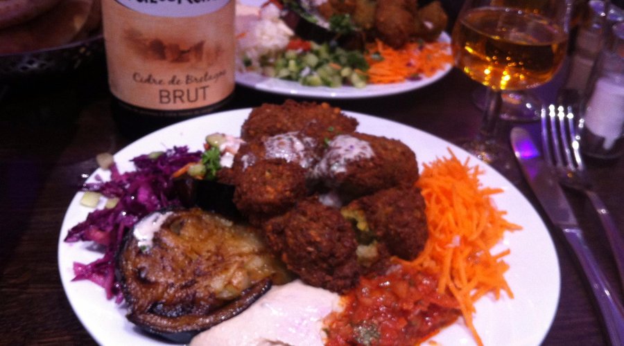 Piatto completo di falafel servito con pita a parte