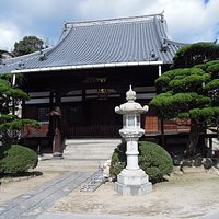 端正な印象の本堂だ