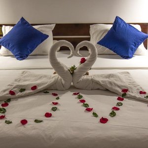 cinnamon king size bed
