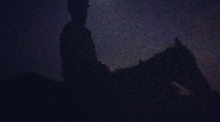 Ruta nocturna con luna llena