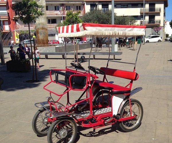 Bicicleta Roja De Tres Ruedas Para Niños En La Calle. Fotos