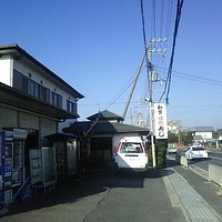 国道沿いにあります
