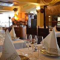 tables de restaurant discrètement agencées