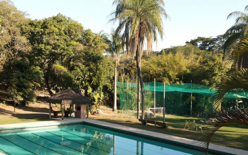 Área da piscina, churrasqueira e campo de futebol.