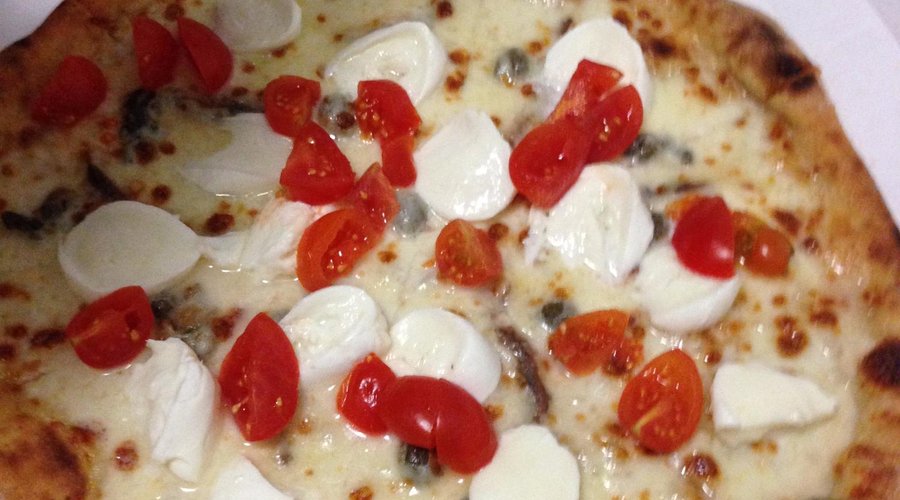 pizza taleggio, lardo, zucchine grigliate e pomodorini a cubetti su base curcuma