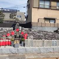 境内の無縁仏の石塔