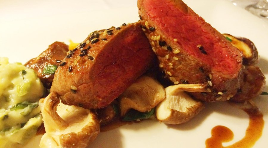 Tranchen vom Angus-Rumpsteak in Sesam-Marinade, Pakchoi-Kartoffelstampf und Teriyakijus