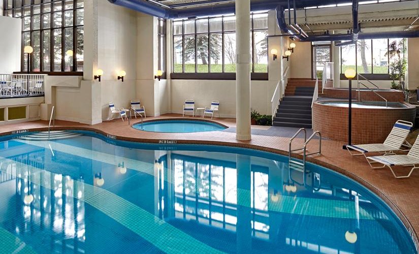 Sheraton Cavalier Calgary Hotel - Oasis Water Park Swimming Pools