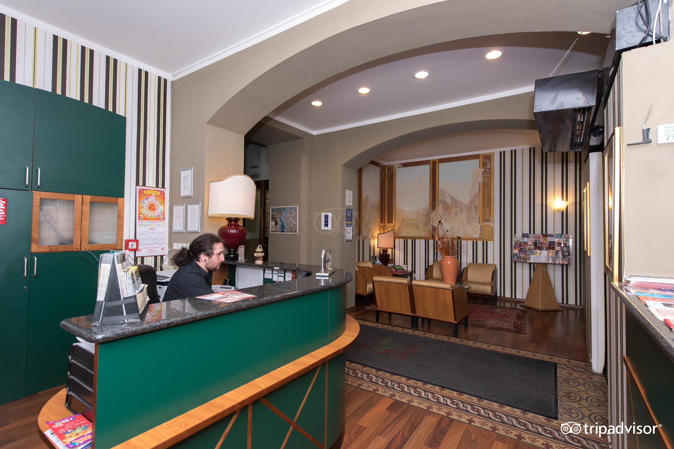 HOTEL MALA STRANA (Prag, Tjeckien) omdömen och Outside Bild från Ivy Bar & Grill, New York Tripadvisor