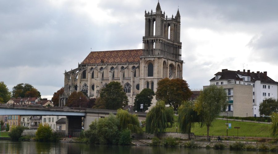 Teen girls in Mantes-la-Jolie