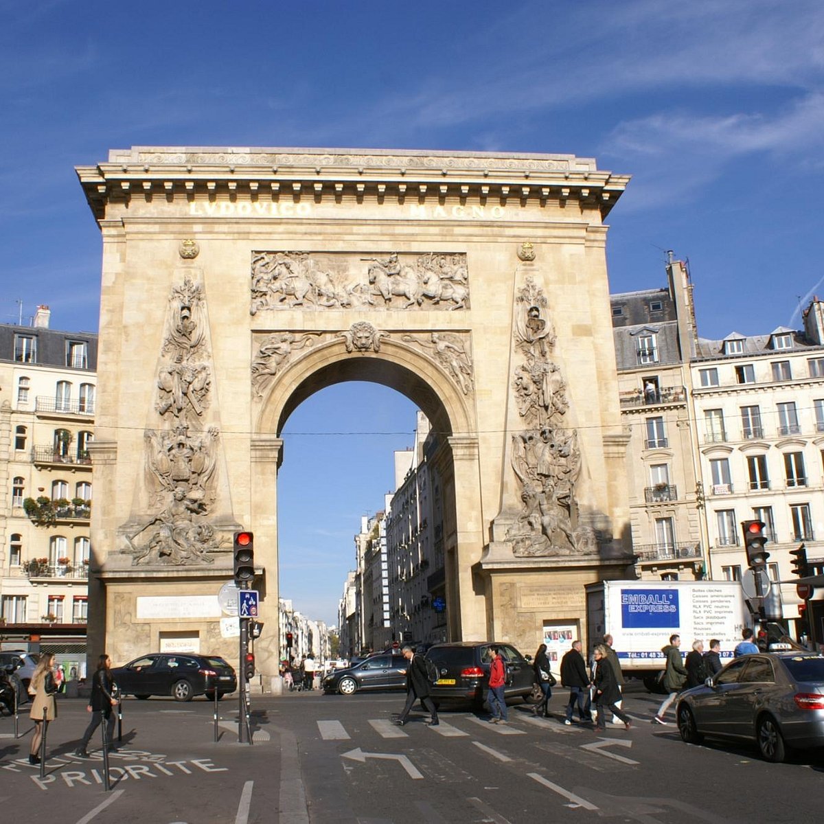 Порте сен дени. Триумфальная арка сен Дени в Париже. Франсуа Блондель ворота сен-Дени. Арка сен Мартен в Париже. Арка ворот сен Дени.