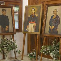 Lukisan keluarga Soeharto di dalam Ndalem Kalitan