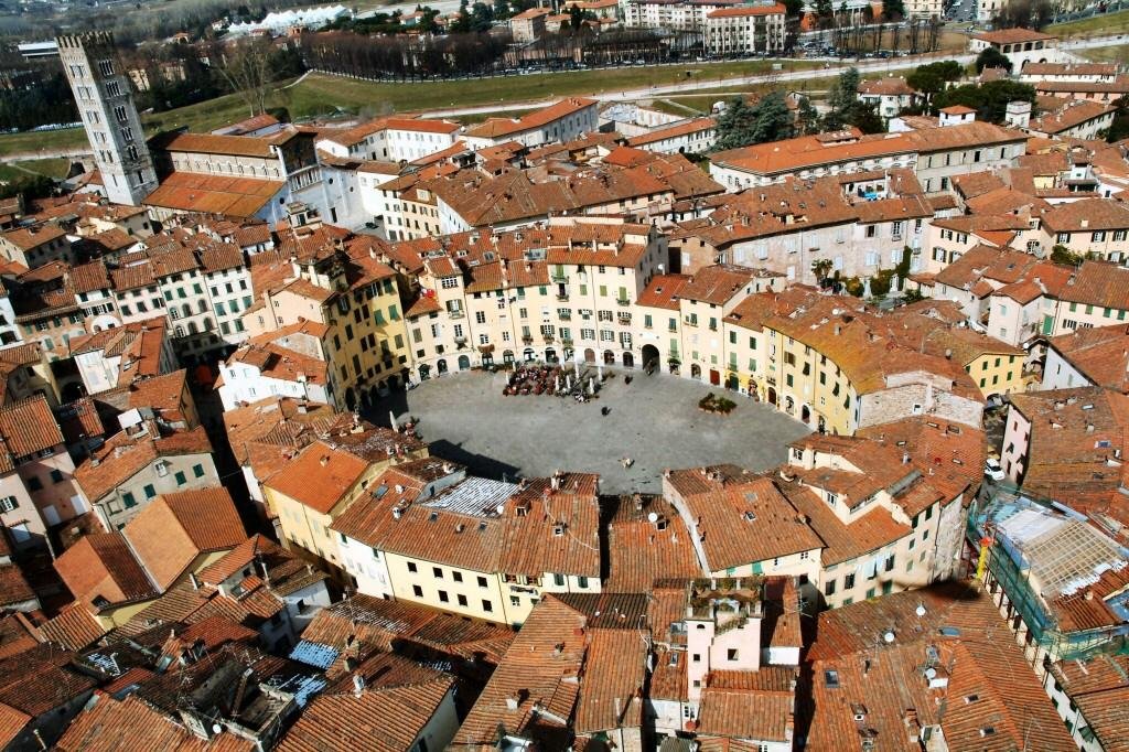 Piazza Anfiteatro a Lucca: come nasce una delle piazze più belle della  Toscana