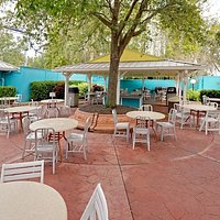 Bancos disponíveis pelo restaurante do parque.